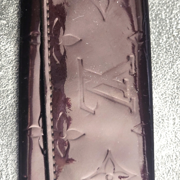 LOUIS VUITTON 2010 Monogram Burgundy Vernis 4 Key Holder - Picture 6 of 13